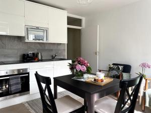 Кухня или мини-кухня в Bright & modern 1-bed flat in the heart of Fulham
