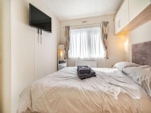 a room with a bed with a bag on it at Red Wood Lodge - Uk40849 in Scarborough