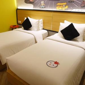 Postel nebo postele na pokoji v ubytování Nite & Day Semarang - Candi