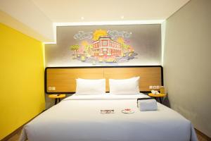 Postel nebo postele na pokoji v ubytování Nite & Day Semarang - Candi