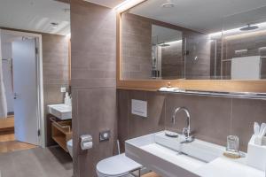 Ein Badezimmer in der Unterkunft CASPAR Swiss Quality Hotel
