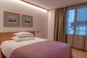 Ein Bett oder Betten in einem Zimmer der Unterkunft CASPAR Swiss Quality Hotel