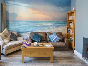 een woonkamer met een groot schilderij van de oceaan bij Whitley Bay Hideaway in Whitley Bay