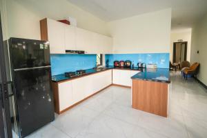 Kuchyň nebo kuchyňský kout v ubytování Summerly Villa Dong Do - Venuestay