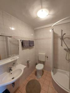 Kupatilo u objektu 3 Raben - Leoben - Zimmer für Geschäftsreisende, Urlauber, Monteure und Handwerker, Polski Pensjonat Austria