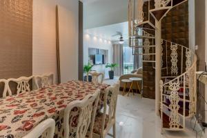 a dining room with a table and chairs at Vista mar, banheira gigante e churrasqueira, pe na areia, ao lado hotel malibu in Cabo Frio