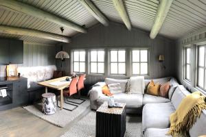a living room with a couch and a table at Seterhytte i Havsdalen in Geilo