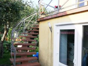 Vonkajšia záhrada v ubytovaní Pokój 2-osobowy z balkonem