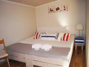 białe łóżko w pokoju z krzesłem w obiekcie Pokój 2-osobowy z balkonem w Gdańsku