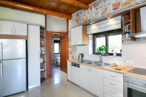 Kuchyňa alebo kuchynka v ubytovaní Cretan Residence Villa + 37 fotografií
