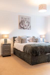a bedroom with a bed with a painting of a tiger at No 14 in Mansfield