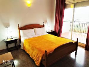 1 dormitorio con cama y ventana grande en Villa Marval, en Llançà