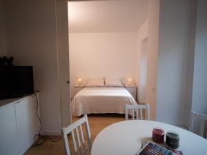 Schlafzimmer mit einem Bett, einem Tisch und Stühlen in der Unterkunft Olimpico deluxe apartment in Rom