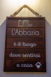 een bord met de tekst laplaza en itsovophrinephrinephrineroute sentinel bij B&B L'ABBAZIA in Torre Maggiore