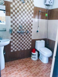 un bagno con un water e un lavandino di Hotel Buddha Land a Pokhara