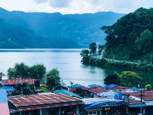una città vicino a un corpo d'acqua con montagne di Hotel Buddha Land a Pokhara