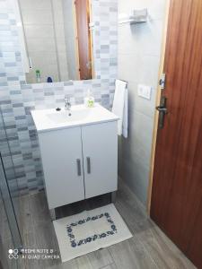 リャンサにあるVilla Marvalのバスルーム(白い洗面台、鏡付)