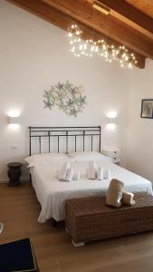 A bed or beds in a room at Agriturismo Resort Il Foionco