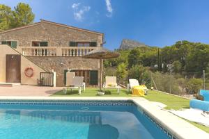 Villa con piscina y casa en BeOnHolidays Can Perxota, en Sant Elm