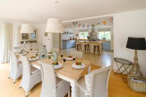 ห้องอาหารหรือที่รับประทานอาหารของ Greenacres - Aldeburgh Coastal Cottages