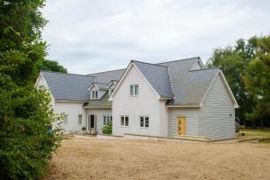 uma casa branca com um telhado cinzento em Greenacres - Aldeburgh Coastal Cottages em Aldeburgh