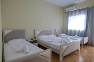 Postel nebo postele na pokoji v ubytování Kalemi Apartments