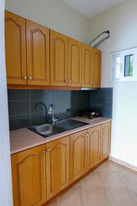 Kuchyň nebo kuchyňský kout v ubytování Kalemi Apartments + 27 fotografií