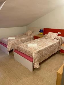 two beds in a room with two beds sidx sidx sidx at MEQUEDO GRAN CAMINANTE in Alcañiz