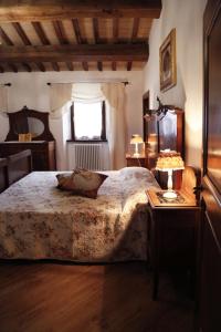 1 dormitorio con 1 cama con mesa y ventana en Cà Rossara - Ala Ubaldini - Ala Brancaleoni, en Pian di Mulino