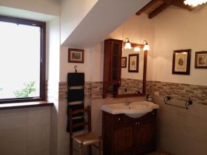 baño con lavabo y silla en Cà Rossara - Ala Ubaldini - Ala Brancaleoni, en Pian di Mulino