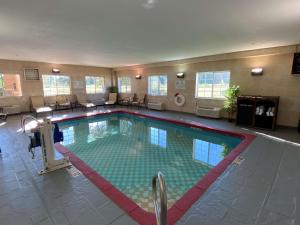 a large swimming pool in a hotel room at Best Western Manhattan Inn in Manhattan