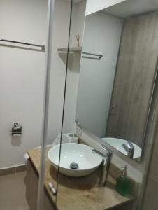uma casa de banho com um lavatório e um espelho em AZ Apartments em Cartagena das Índias