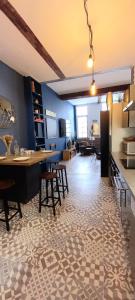 LA ROCHELAISE : Appartement calme & somptueux dans l'hyper centre. tesisinde bir restoran veya yemek mekanı