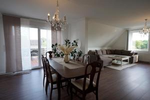 a living room with a table and a couch at Gemütliche Unterkunft für bis zu 11 Personen. in Hannover