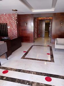 De lobby of receptie bij Shams Alweibdeh Hotel Apartments
