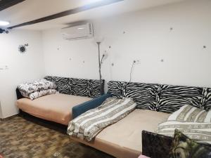 een woonkamer met een bank en zebrakussens bij Kúti Vendégház in Bakonykúti +82 foto's