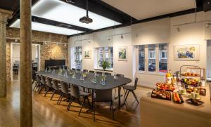 斯特拉斯堡Ciarus的房间里有一张长桌，摆放着椅子和自助餐台。