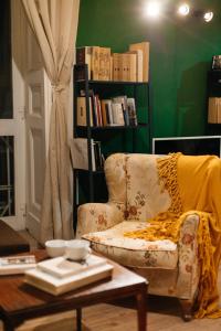 - un salon avec un canapé et une table basse dans l'établissement Green Chiaia, à Naples