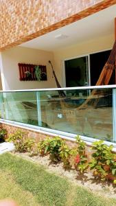 two pictures of a window of a house at Apartamento Pé na areia em Tamandaré-Porto Cayman in Tamandaré