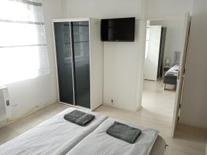ein Schlafzimmer mit einem Bett mit zwei Kissen darauf in der Unterkunft Grey Harmony Apartman in Debrecen