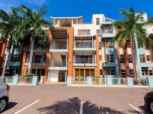 duży budynek z palmami na parkingu w obiekcie Unit 5, Capella Place w Akrze