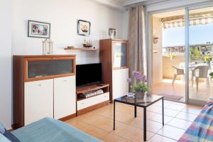 a living room with a television and a table at Apartamento Sotavento I (RM) in El Médano