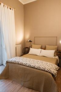 Schlafzimmer mit einem Bett und einem Fenster in der Unterkunft Green Chiaia in Neapel