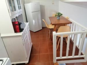 The View في إيغليسياس: مطبخ وغرفة طعام مع طاولة وثلاجة