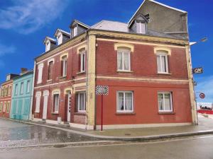an old red brick building on a city street at Les 3 Graces, Cayeux-sur-mer, agréable maison in Cayeux-sur-Mer