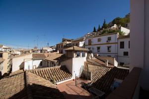 vista sui tetti di edifici di una città di Ático Elvira a Granada