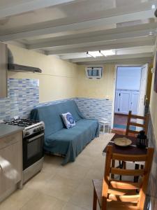 Una sala de estar con un sofá y una estufa. en BLANCA FRENTE AL MAR, en Punta Mujeres