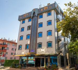 un edificio alto en la esquina de una calle en Ankara Royal Hotel, en Ankara