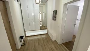 um corredor com um espelho na parede e uma escada em Eclipse Residence 1 em Baia Mare