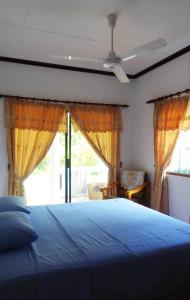 Giường trong phòng chung tại Skyblue Guesthouse - Self Catering